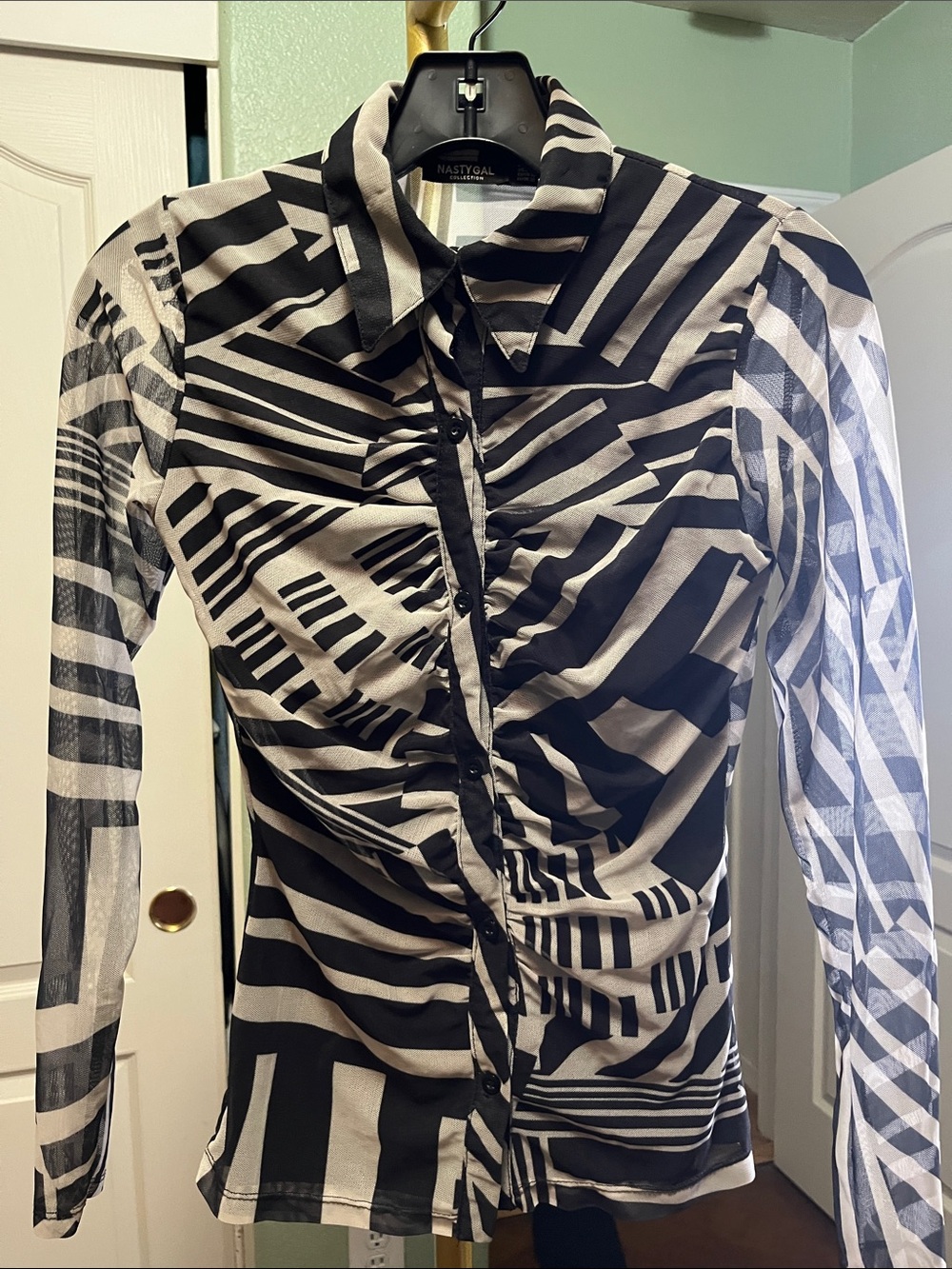 Nasty Gal Black & White Graphic Ruched Button-Up Top Sz 2 Womens